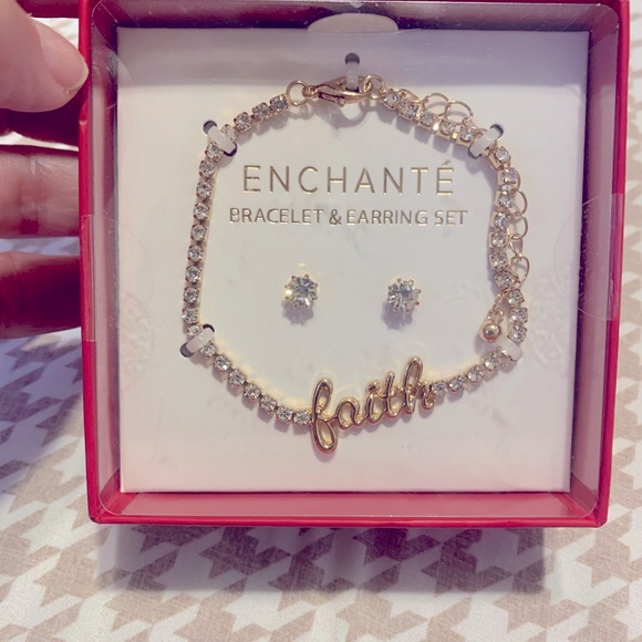 Enchante’ Gold Bracelet & Earrings set in gift box. - Picture 3 of 3
